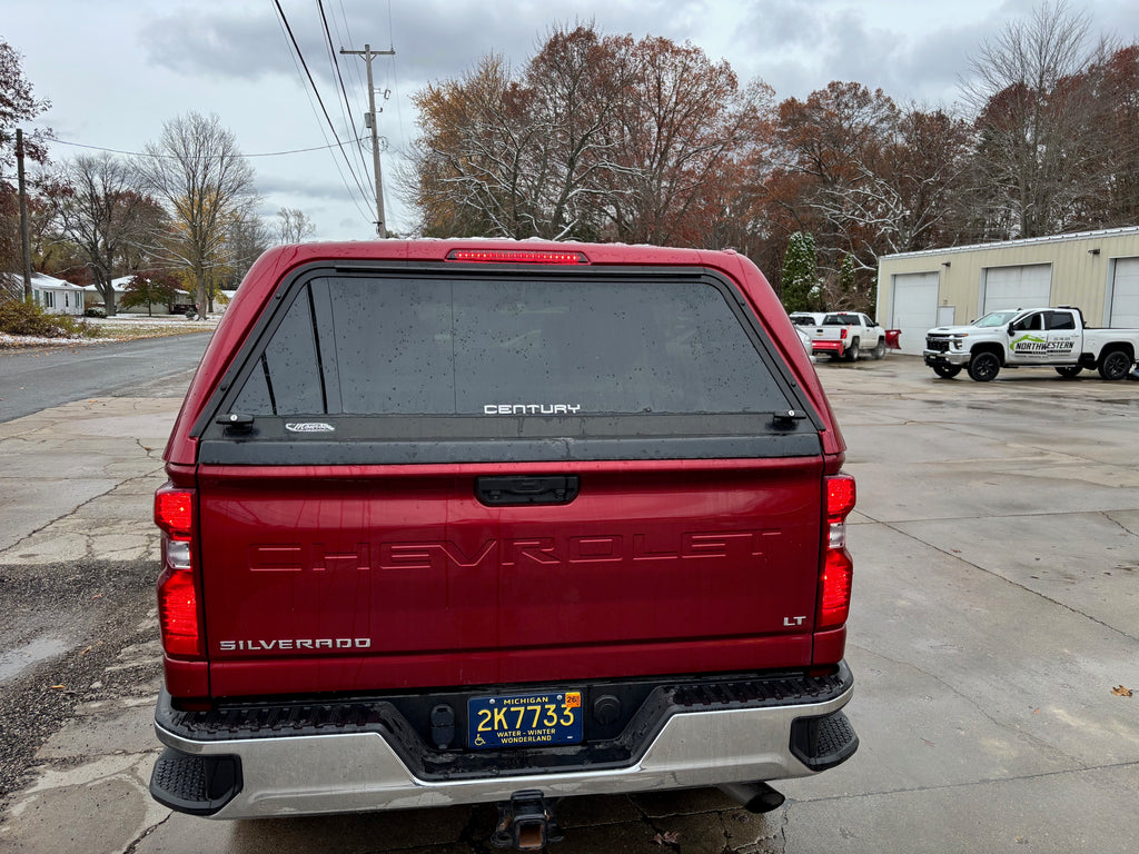 Used Chevrolet Silverado 2500/3500HD 2020-2025 Crew 6.5' short bed truck topper Red LOCATION: N-3-1 CODE: cnmm006