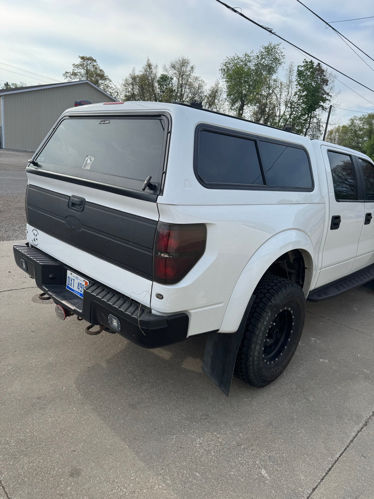 Used Ford F150 5.5' Extra Short Box 2009-2014 Fiberglass Truck Topper Camper Shell YZ white CODE: CLCNMMM LOCATION: A-4-3