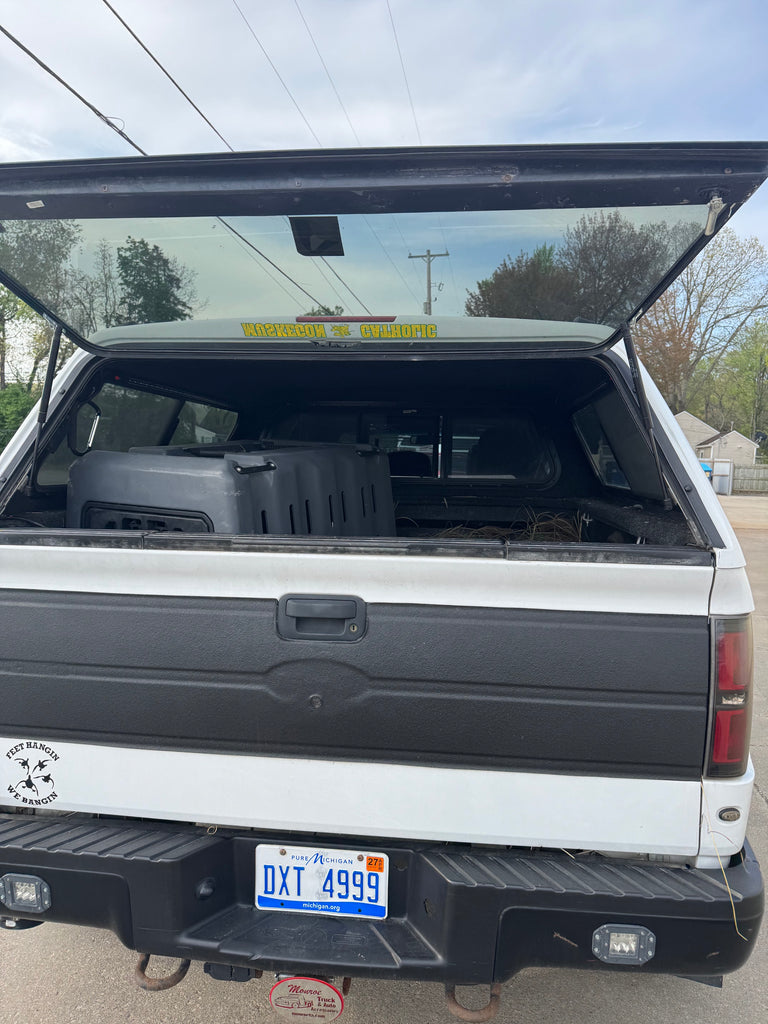 Used Ford F150 5.5' Extra Short Box 2009-2014 Fiberglass Truck Topper Camper Shell YZ white CODE: CLCNMMM LOCATION: A-4-3