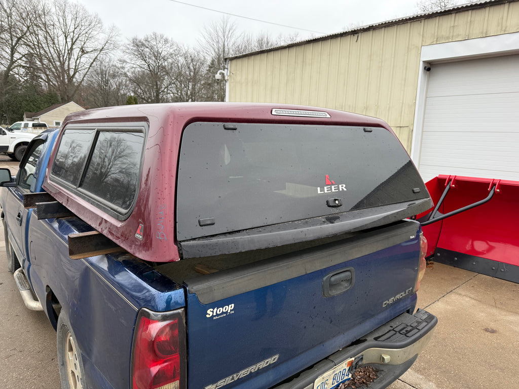 Used Dodge Ram Quad Cab 6.5 Short Bed Fiberglass Burgandy truck cap topper fits 2019-2024 LOCATION: B-1-2  CODE: CL189